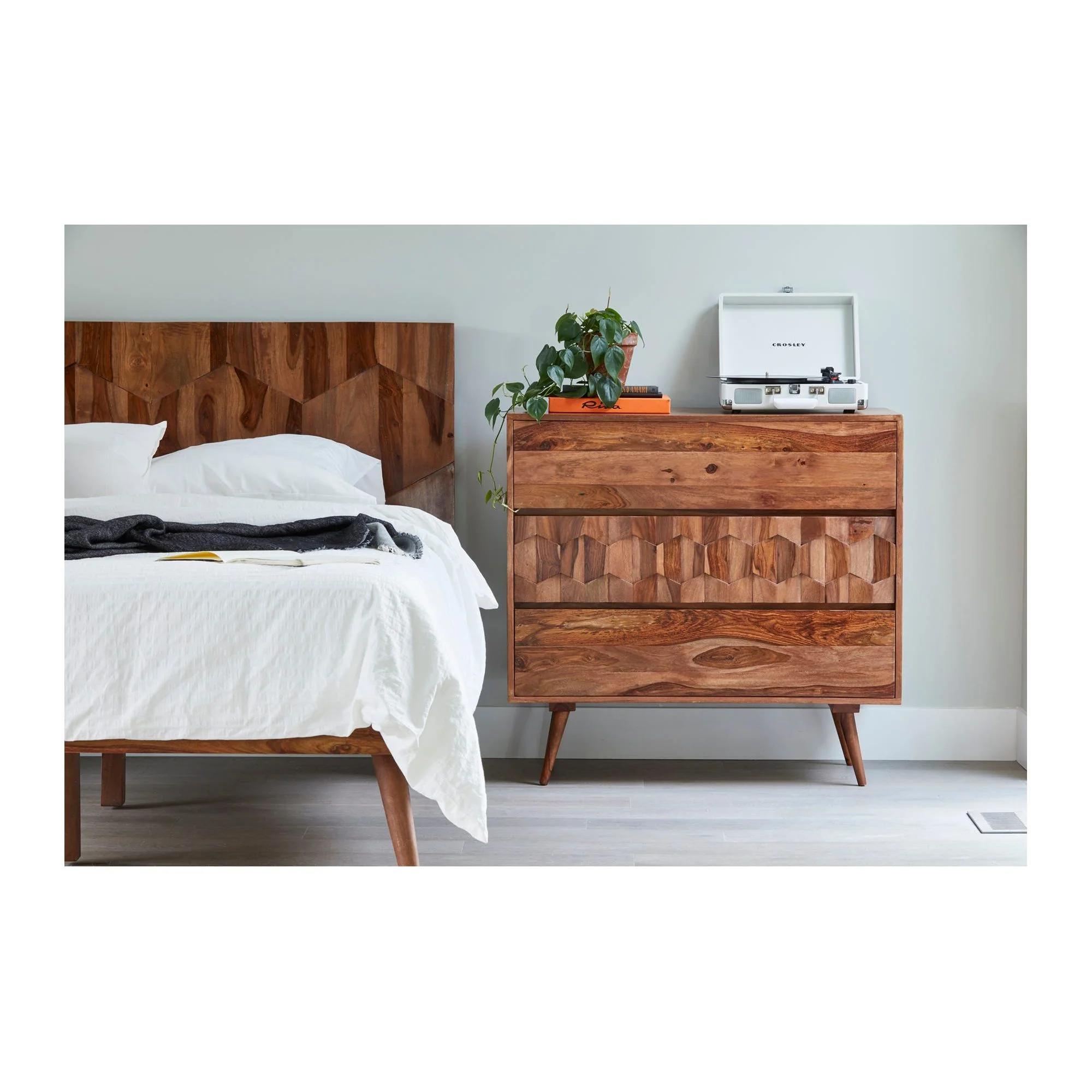 Moe's Home Collection O2 Dark Brown Sheesham Wood Queen Size Bed - Image 4